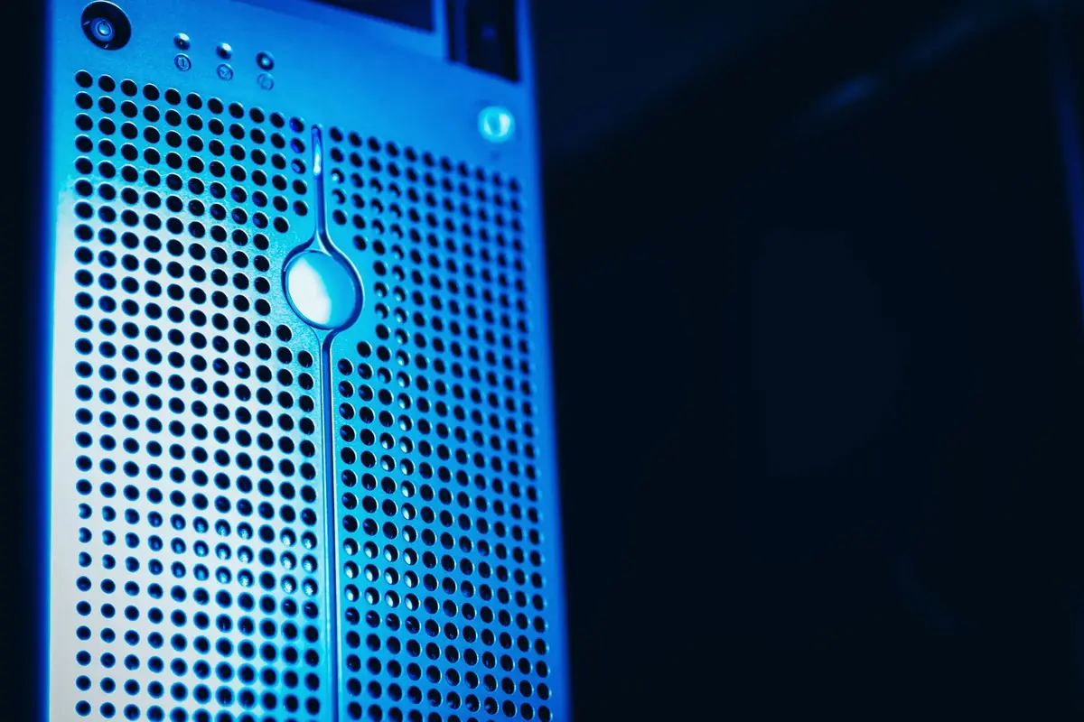 Ein blau beleuchteter Servertower in einem dunklen Rack